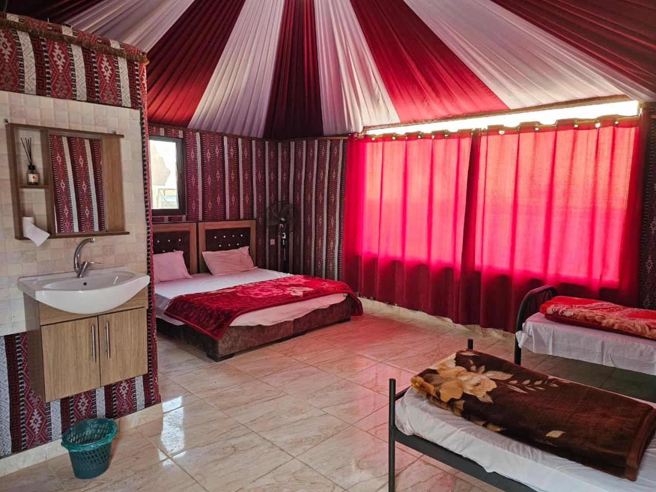 Beduin Star Trail Camp Panzió Rum vádi Kültér fotó