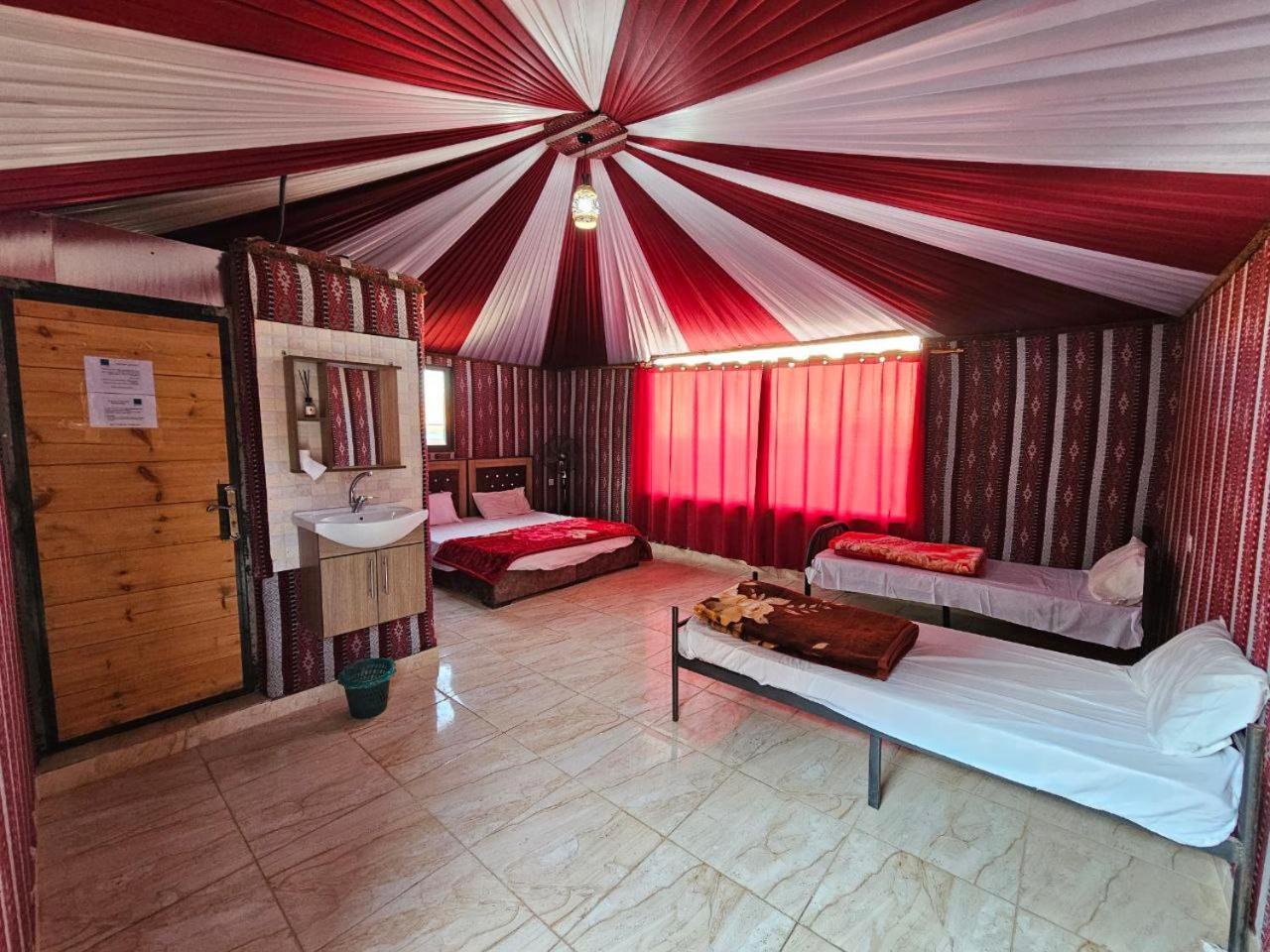 Beduin Star Trail Camp Panzió Rum vádi Kültér fotó